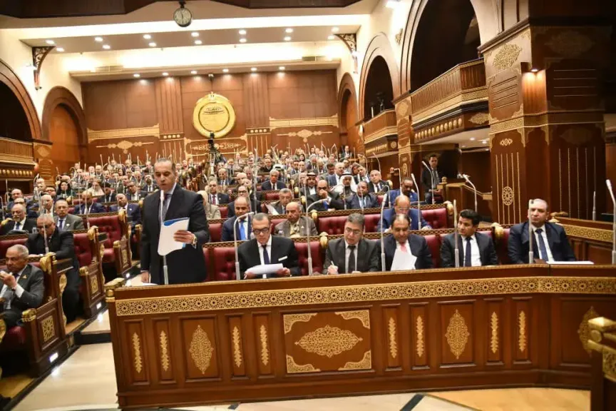 عضو بمجلس الشيوخ يطالب بمنع الهواتف المحمولة بالمدارس