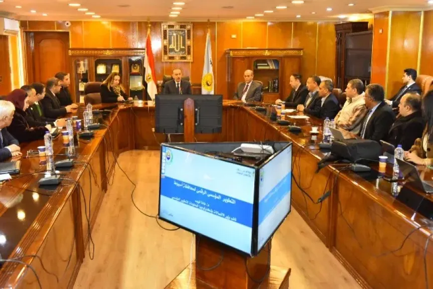 محافظ أسيوط ونائب وزير الاتصالات يناقشان خطة التطوير الرقمي المؤسسي