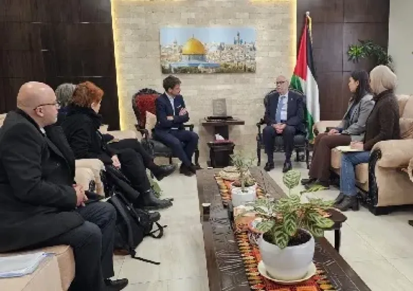 وزير الصحة الفلسطيني يبحث مع وفد من الصليب الأحمر تعزيز التعاون ودعم القطاع الصحي
