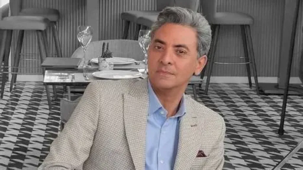 فتحى عبدالوهاب يمازح الجمهور بصورة من كواليس ”بطل العالم”