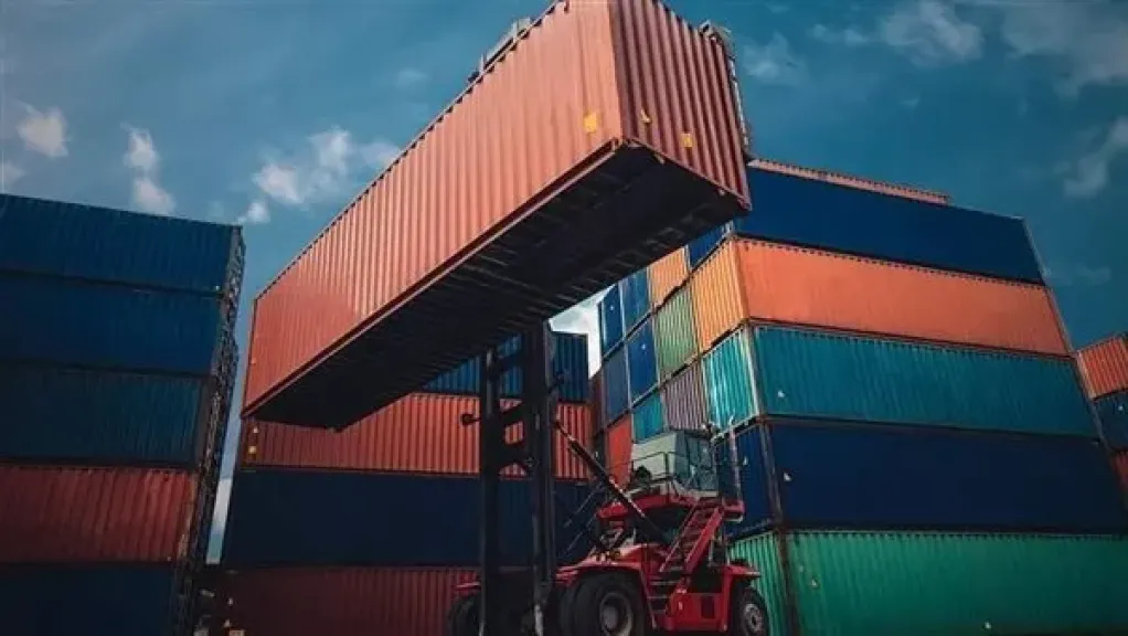 ميناء أكتوبر الجاف.. محور لوجستي متكامل يدعم حركة التجارة المصرية