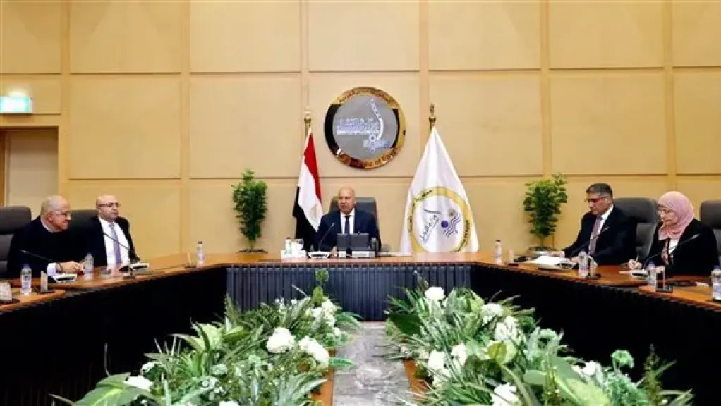 وزير الصناعة يجتمع بمحافظي الجيزة وبني سويف لبحث الموقف مرافق منطقتي أبو رواش وكوم أبو راضي