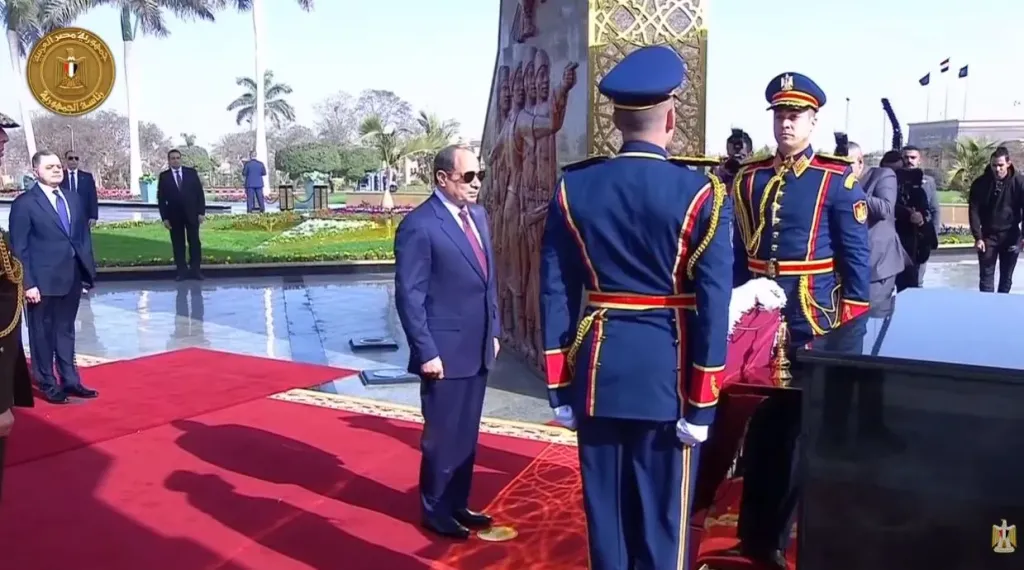 الرئيس السيسي يضع إكليلًا من الزهور على النصب التذكاري لشهداء الشرطة