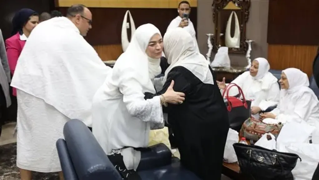 مطار القاهرة يودع أولى أفواج عمرة لجنة النشاط الرياضي بشركة الميناء