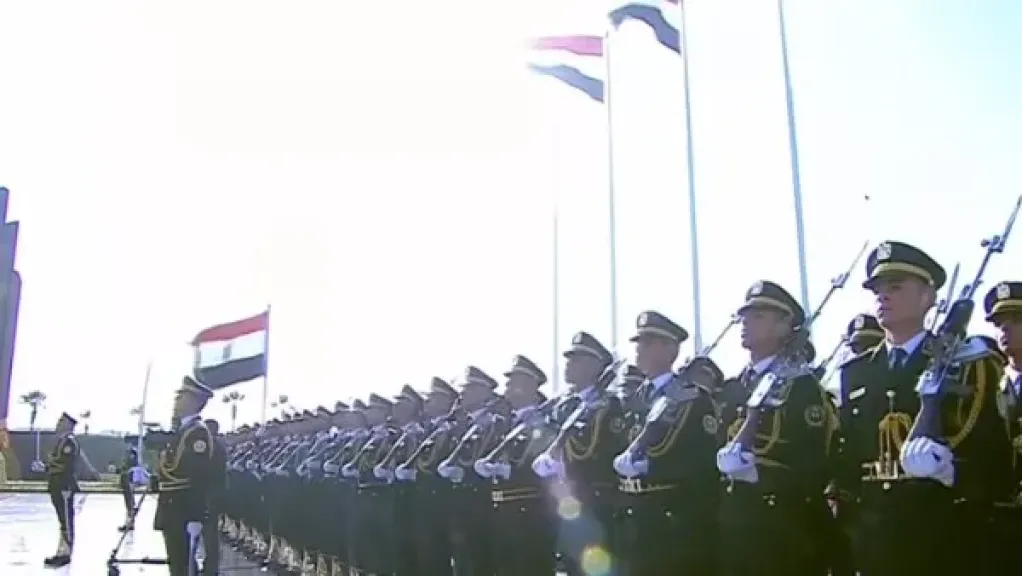 طلاب أكاديمية الشرطة يحيون العلم أمام الرئيس السيسي