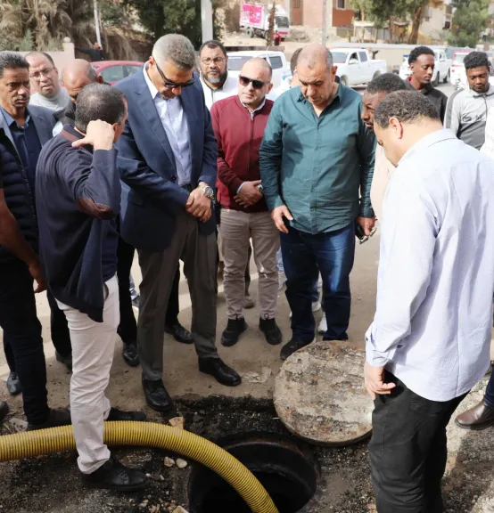 محافظ أسوان يوجه بتنفيذ إجراءات عاجلة لحل مشكلة تراكم المياه الجوفية بمنطقة الكرور