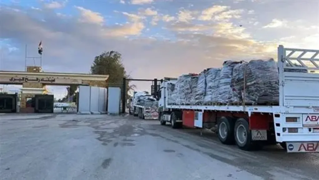 مراسل ”القاهرة الإخبارية”: شاحنات القافلة 123 من ”زاد العزة” ضمت موادا بترولية
