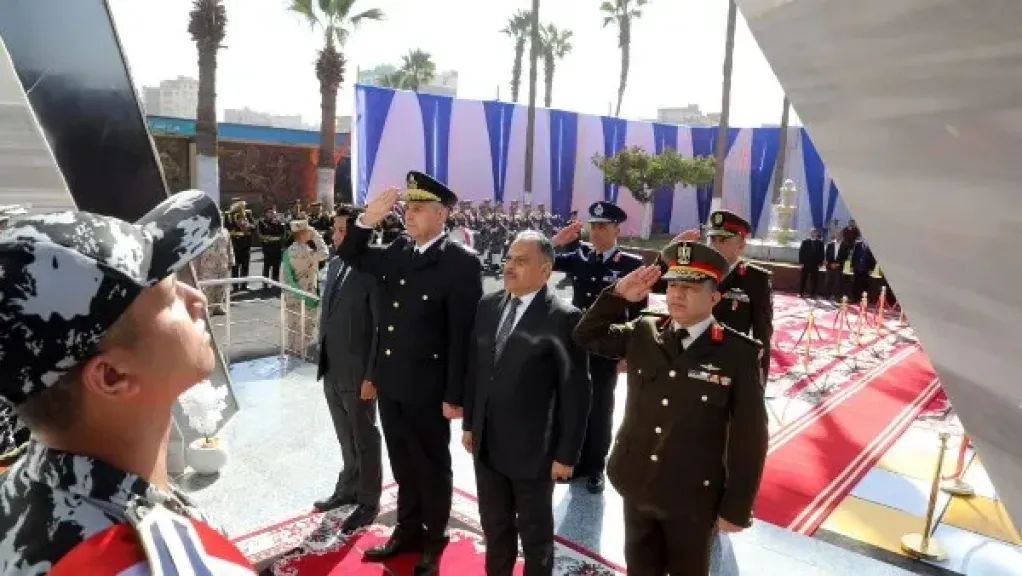 احتفالاً بعيد الشرطة.. محافظ الشرقية ومدير الأمن يضعان إكليل الزهور على النصب التذكاري
