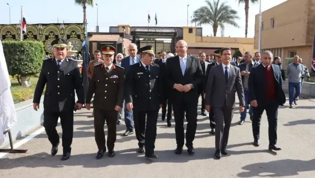 محافظ القليوبية يضع إكليلاً من الزهور على النصب التذكاري بمبنى قوات الأمن