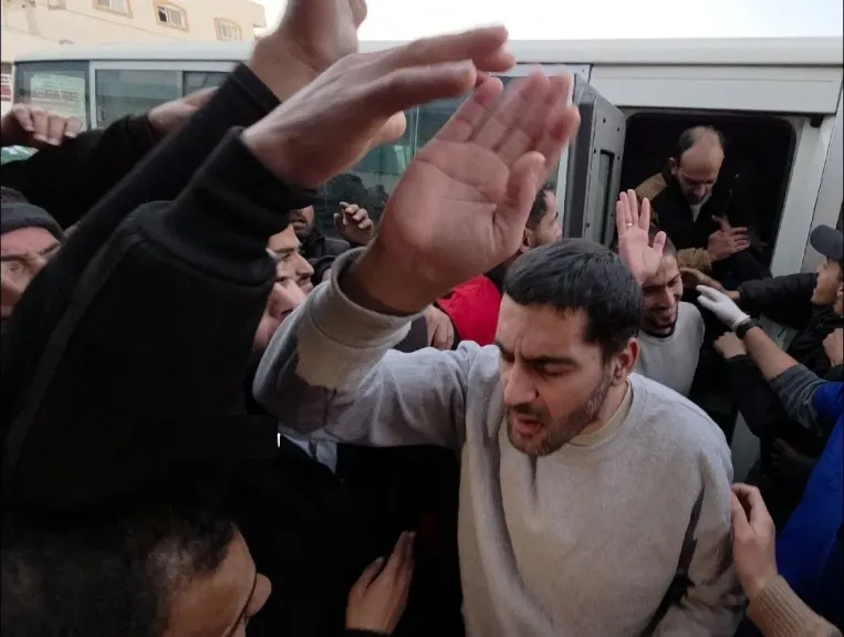 الصليب الأحمر يسهّل نقل 7 معتقلين من غزة لمستشفى شهداء الأقصى