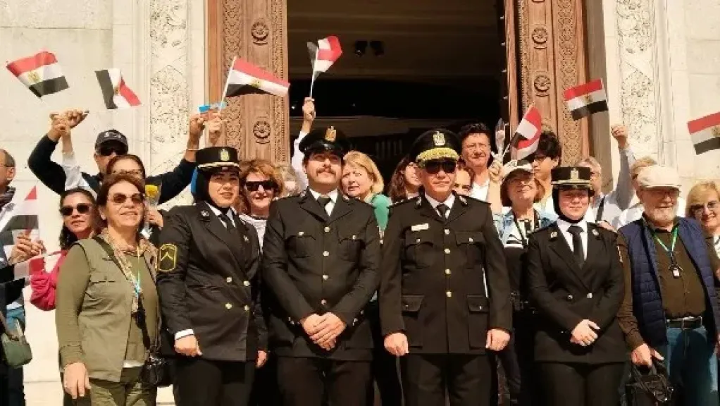 الداخلية تحتفي بعيد الشرطة مع زوار المتحف المصري بالورد والأعلام