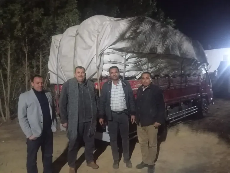 ضبط أطنان من حلويات الأطفال مجهولة المصدر داخل مصنع بالفيوم.. صور