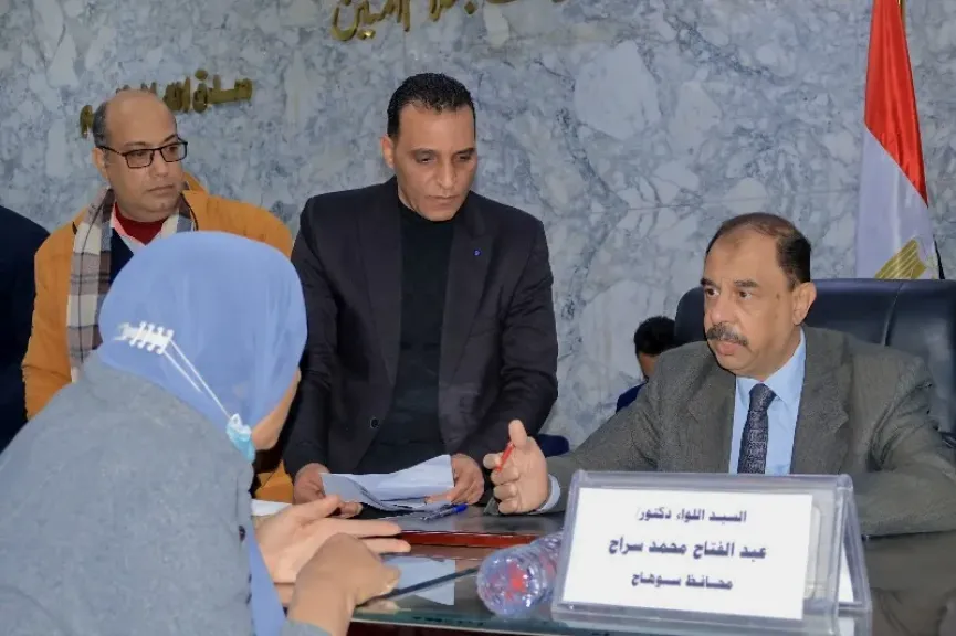 محافظ سوهاج يبحث احتياجات وطلبات المواطنين خلال اللقاء الجماهيري.. صور