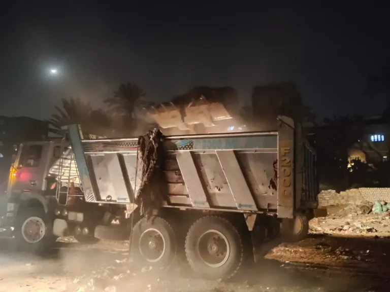 محافظة الجيزة ترفع 500 طن مخلفات من شارع الشباب بحي الهرم