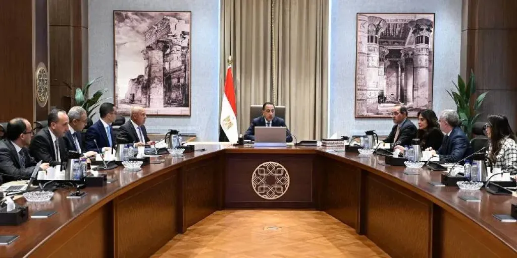 رئيس الوزراء يعقد اجتماعًا لبحث فرص توطين صناعة السيارات وزيادة تنافسية المناطق الحرة