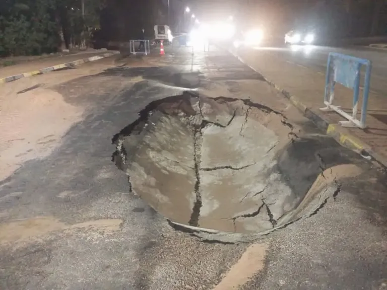 إصلاح هبوط أرضي في خط طرد سموحة الجديدة بالإسكندرية