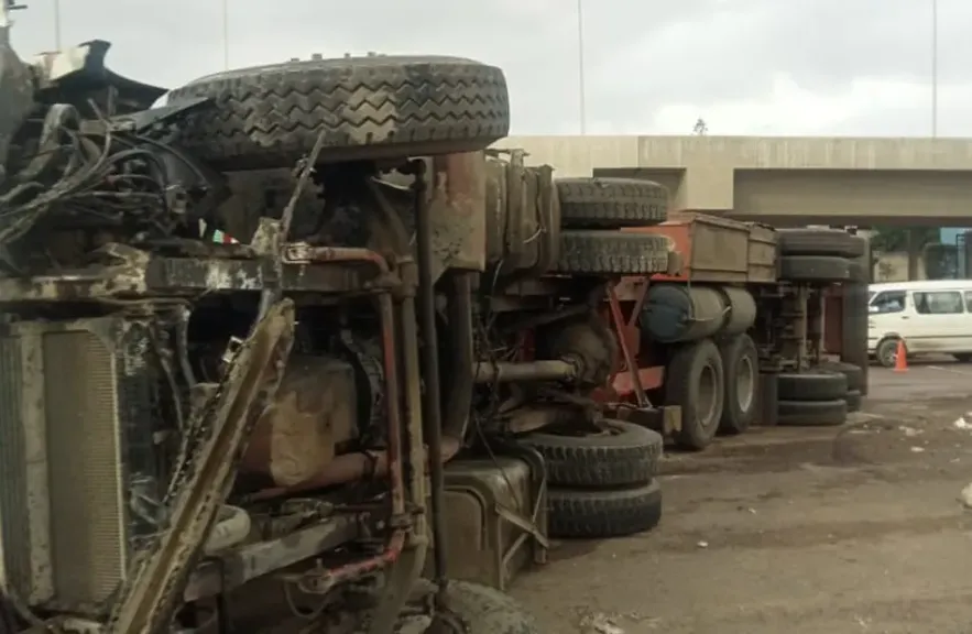 إصابة 3 عمال في اقتحام شاحنة لكارتة بلبيس