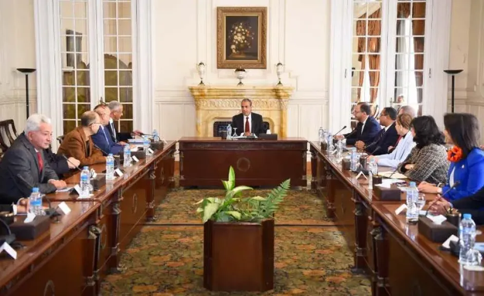 وزير الخارجية يلتقي أعضاء اللجنة الوطنية لآلية مراجعة النظراء الإفريقية |صور