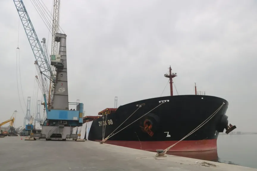 ميناء دمياط يحقق معدل تفريغ قياسي لحمولة السلاج بسفينة ZHI DA 88| صور
