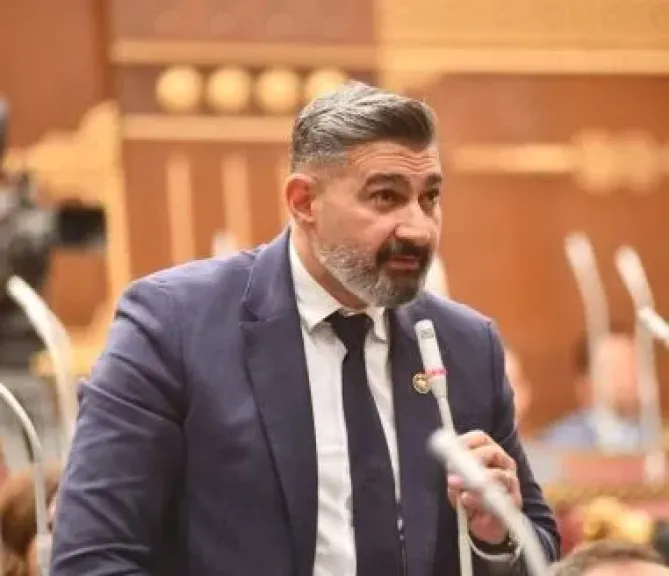 ياسر جلال في مناقشات الشيوخ: يجب «منع البلا قبل وقوعه» وضبط استخدام الأطفال للهواتف