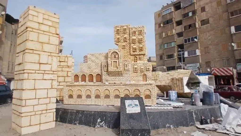 البحيرة: الانتهاء من تركيب العناصر المعمارية والتراثية بميدان العزيز عثمان تمهيدًا لافتتاحه