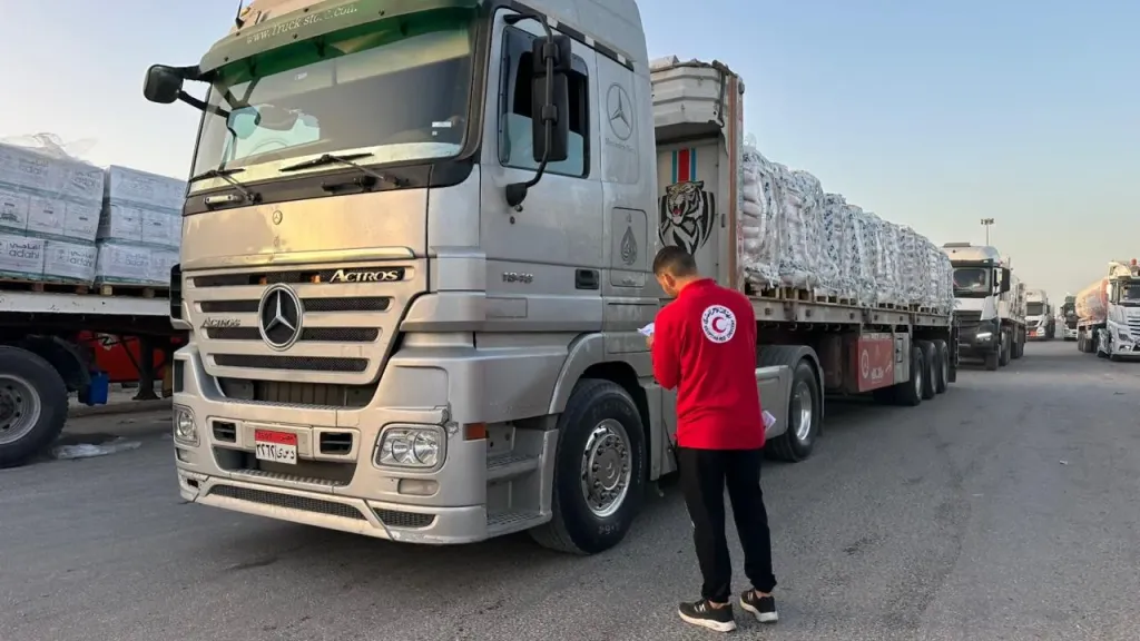 الهلال الأحمر المصري يطلق قافلة زاد العزة إلى غزة بحمولة 6280 طنا من المساعدات