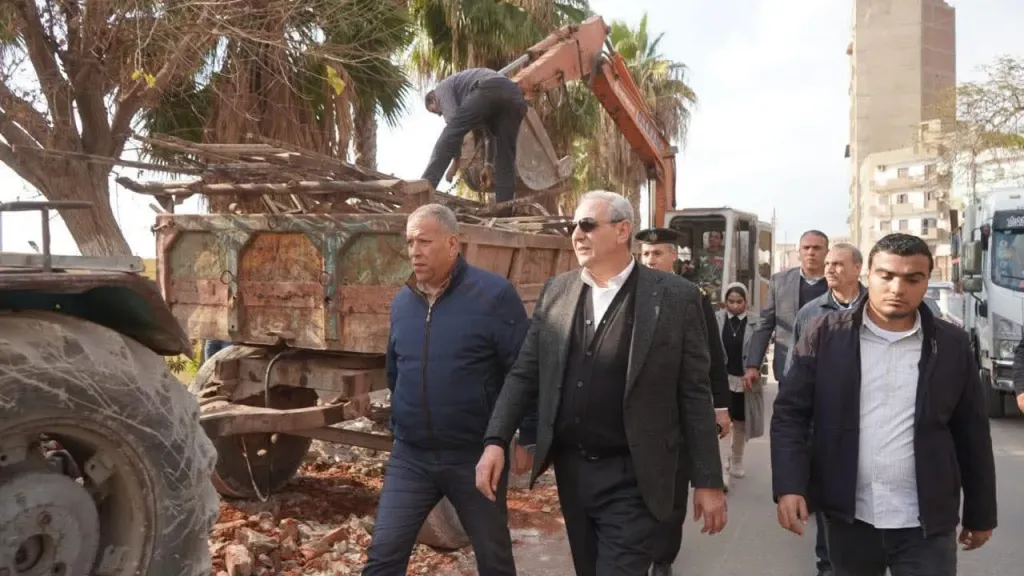 محافظ الغربية يتابع تركيب المقاعد بكورنيش كفر الزيات.. صور