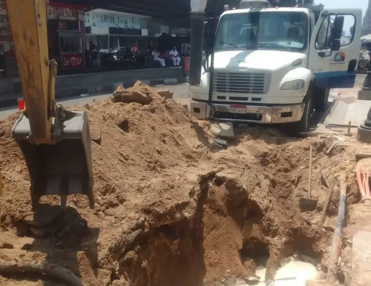 كسر خط مياه بمنطقة أصفون مركز إسنا في الأقصر