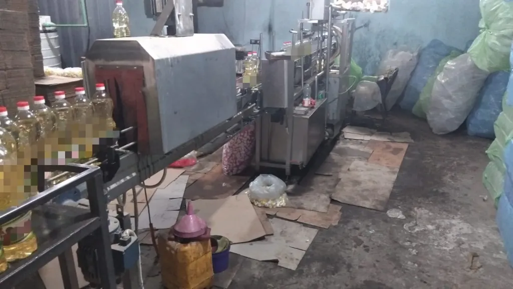 ضبط مصنع لزيوت الطعام مجهولة المصدر بأشمون والتحفظ على 6 أطنان من الخامات