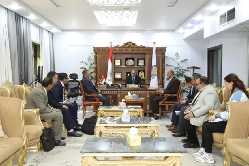 وفد من وزارة المالية يتفقد محافظة قنا