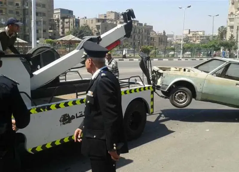 ”المرور” تواصل رفع السيارات المتروكة والمتهالكة لمنع الحوادث بالطريق العام