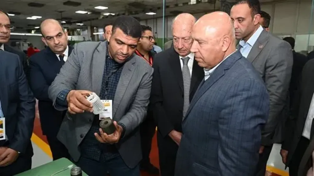 وزير الصناعة والنقل يتفقد 3 مصانع متخصصة في الصناعات الهندسية بمدينة العاشر من رمضان