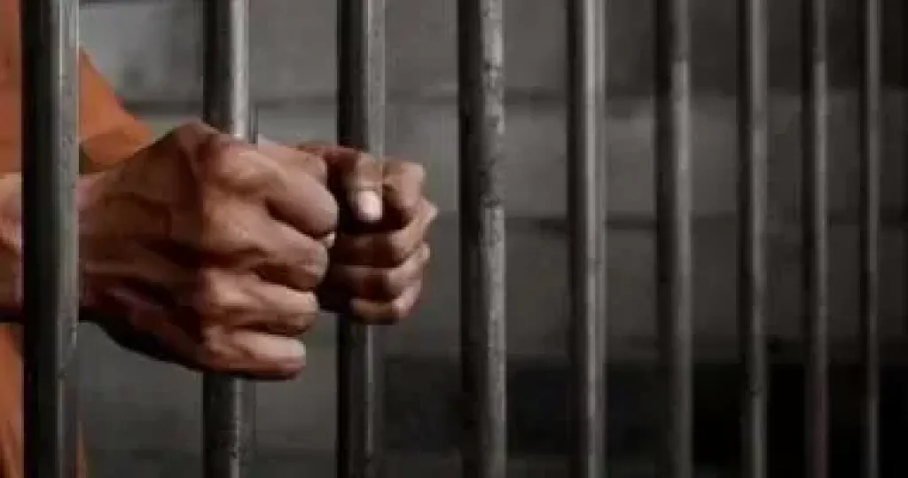 ضبط سائق إسعاف أثناء تهريب عدد من الأفارقة بحدود أسوان