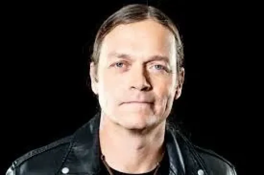 وفاة المغني الرئيسي لفرقة «ثري دورز داون» براد أرنولد عن 47 عاما