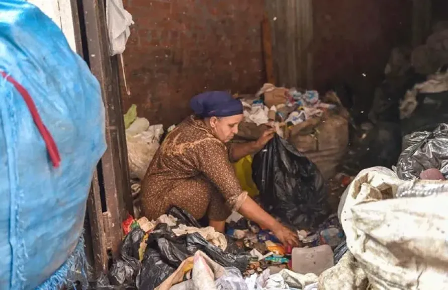 منطقة بين السكن والرزق.. تحديات بيئية مزمنة في عزبة الزبالين بالمقطم