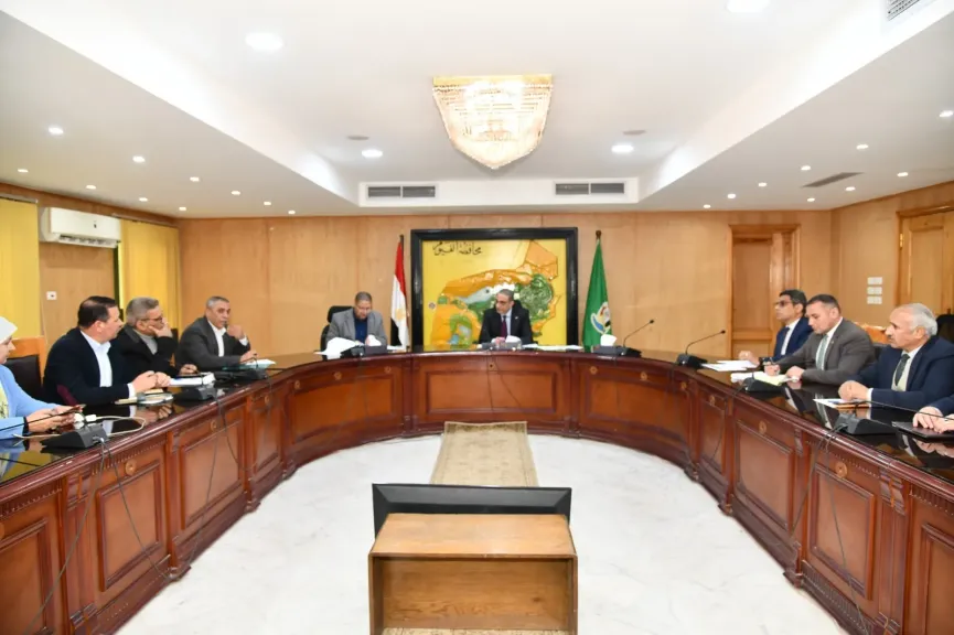 محافظ الفيوم يتابع معدلات الأداء في ملفي التقنين والتصالح