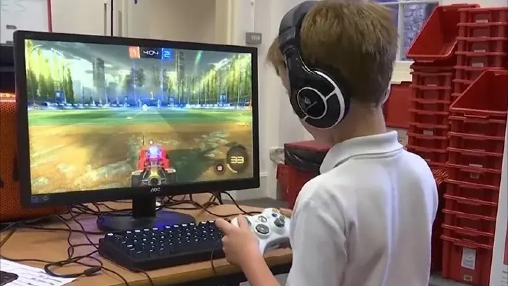 أفعال عدوانية.. أستاذ طب نفسي يكشف تأثير الألعاب الإلكترونية على الأطفال