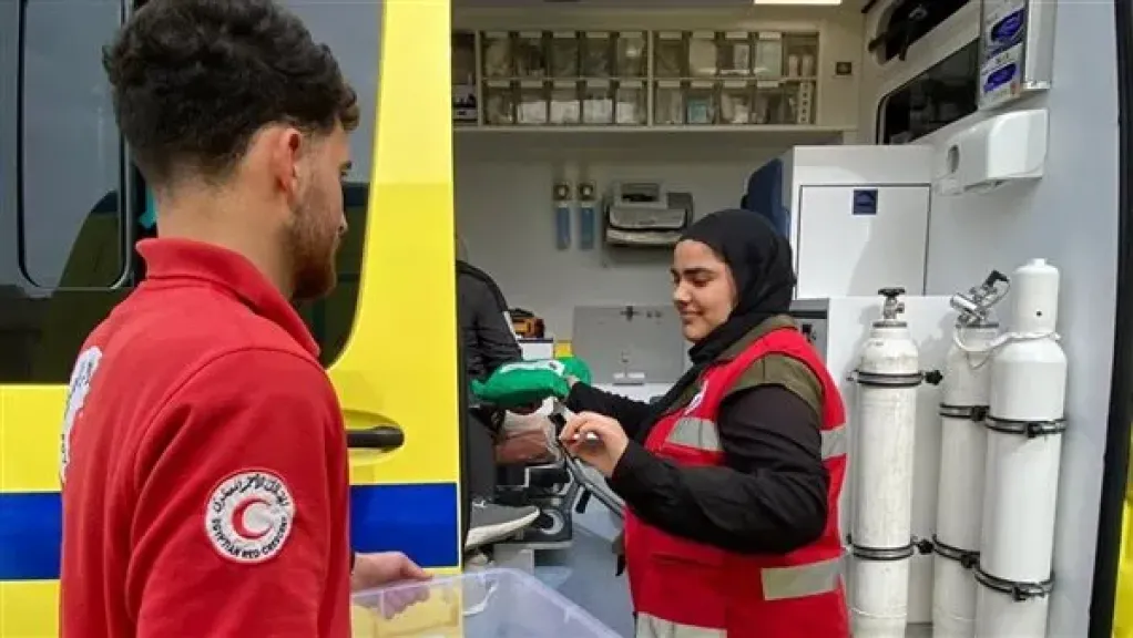 الهلال الأحمر يقدم خدمات إنسانية وإغاثية للدفعة السابعة من مرضى ومصابي غزة