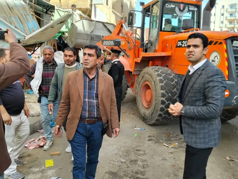 نائب محافظ مطروح يقود حملة مكبرة لإزالة الإشغالات بشوارع مرسى مطروح