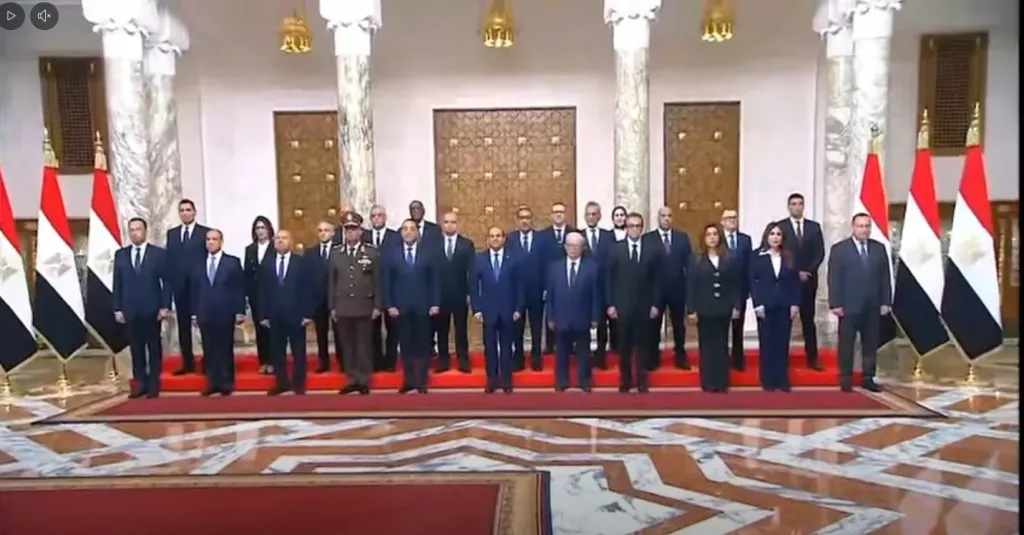 الرئيس السيسي يتوسط صورة تذكارية مع الحكومة الجديدة ويعقد اجتماعًا عقب أدائهم اليمين الدستورية
