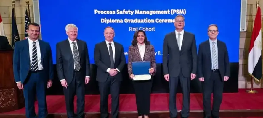 وزير البترول يشهد تخرج أول دفعة من دبلومة سلامة العمليات بقطاع البترول بالجامعة الأمريكية