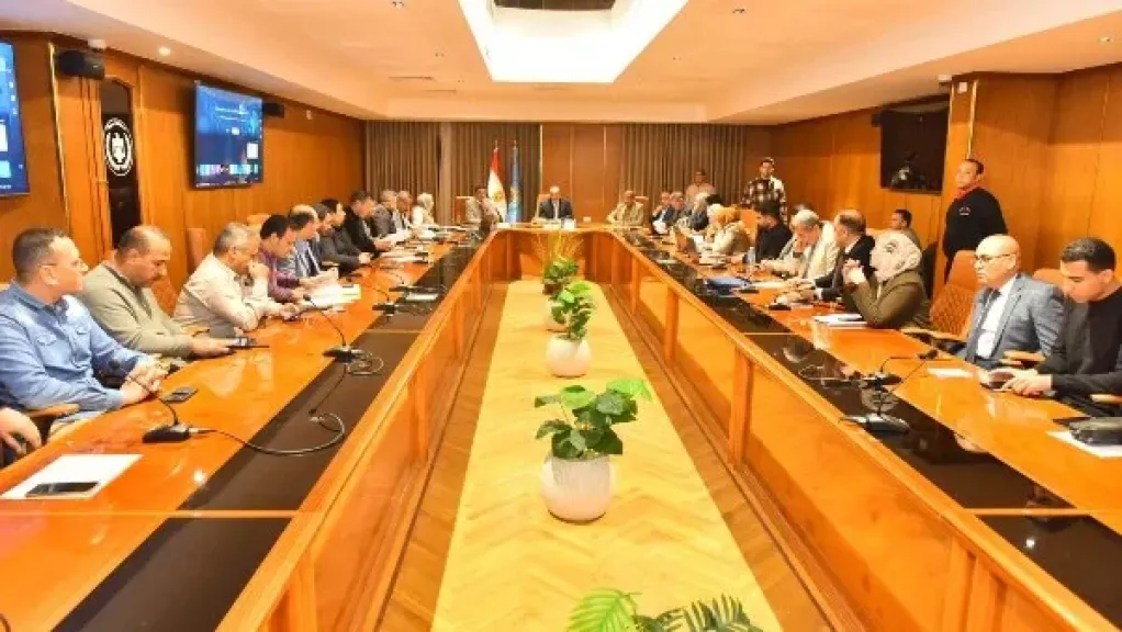 محافظ أسيوط يطلب: تسريع وتيرة العمل بمشروعات حياة كريمة فى القرى