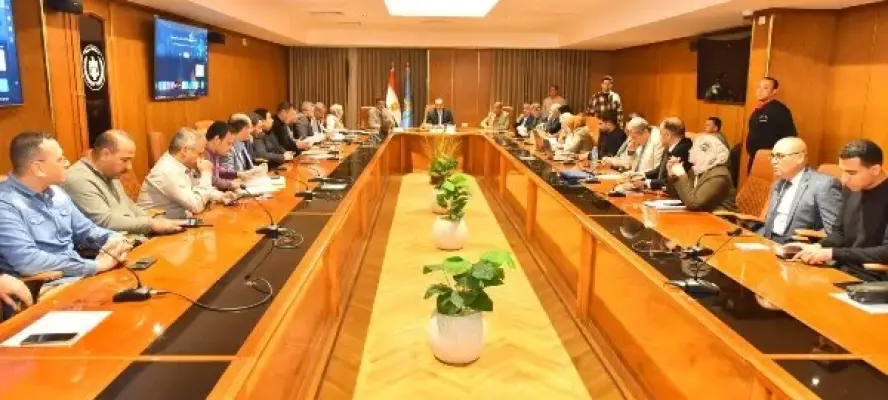 محافظ أسيوط يطلب: تسريع وتيرة العمل بمشروعات حياة كريمة فى القرى