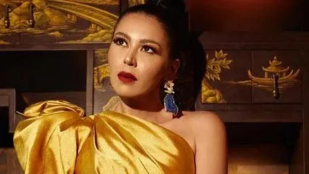 لقاء الخميسي: نزلت مع أحمد زكي القبر أثناء دفنه وأبويا لأ