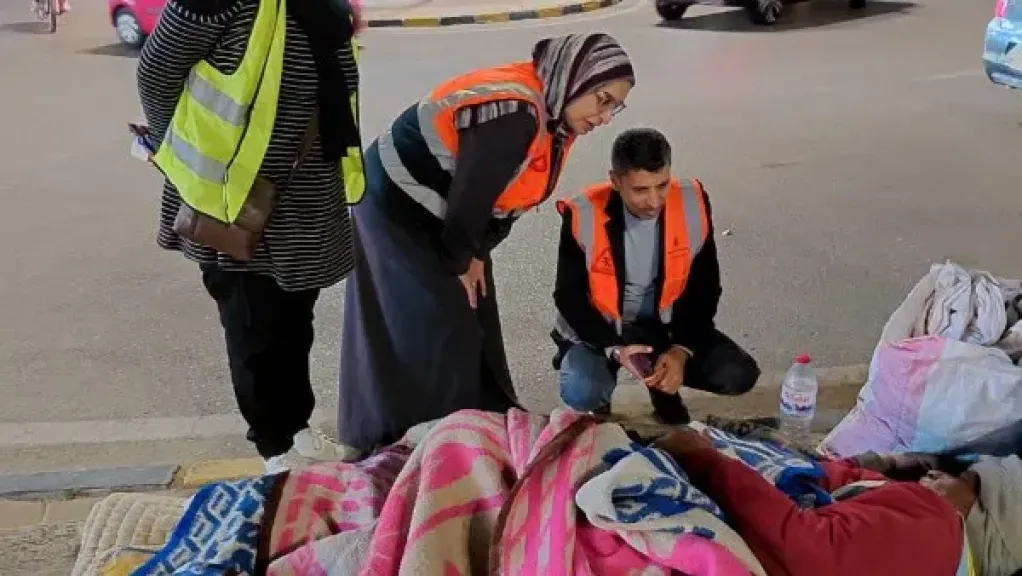 فرق التضامن تواصل متابعة البلاغات وتنقل مسنة من الشارع الى دار مسنين