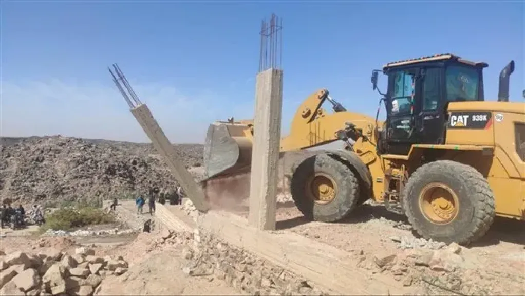 إزالة 143 حالة بناء مخالف في أسوان