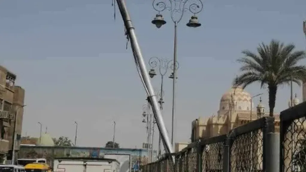 استجابة للأهالي.. إصلاح عمود إنارة مائلًا بمحيط مسجد عبدالرحيم القنائى