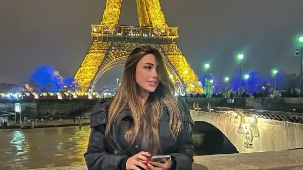 سارة سلامة تتألق بإطلالة شتوية أنيقة في باريس