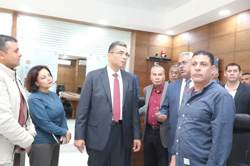في أول يوم عمل.. محافظ البحر الأحمر الجديد يتفقد الديوان العام