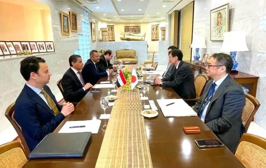 السفير المصري باليابان يبحث مع نيبون كوي استثمارات البنية التحتية والطاقة المتجددة